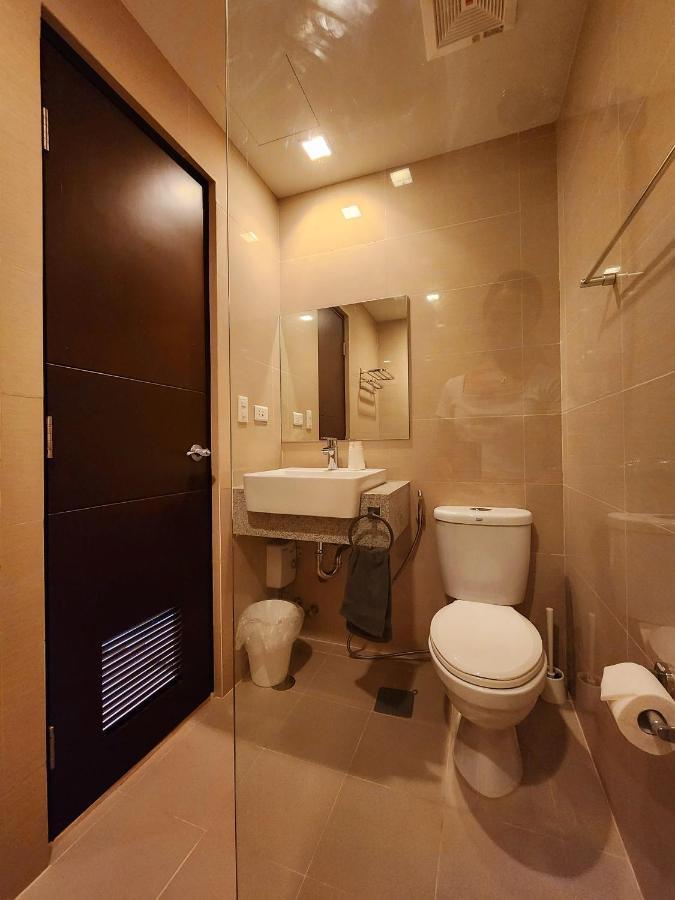 Spacious 7U Homey Unit Steps Away From Uptown Mall And Mitsukoshi Mall Free Parking With Washer マニラ市 エクステリア 写真