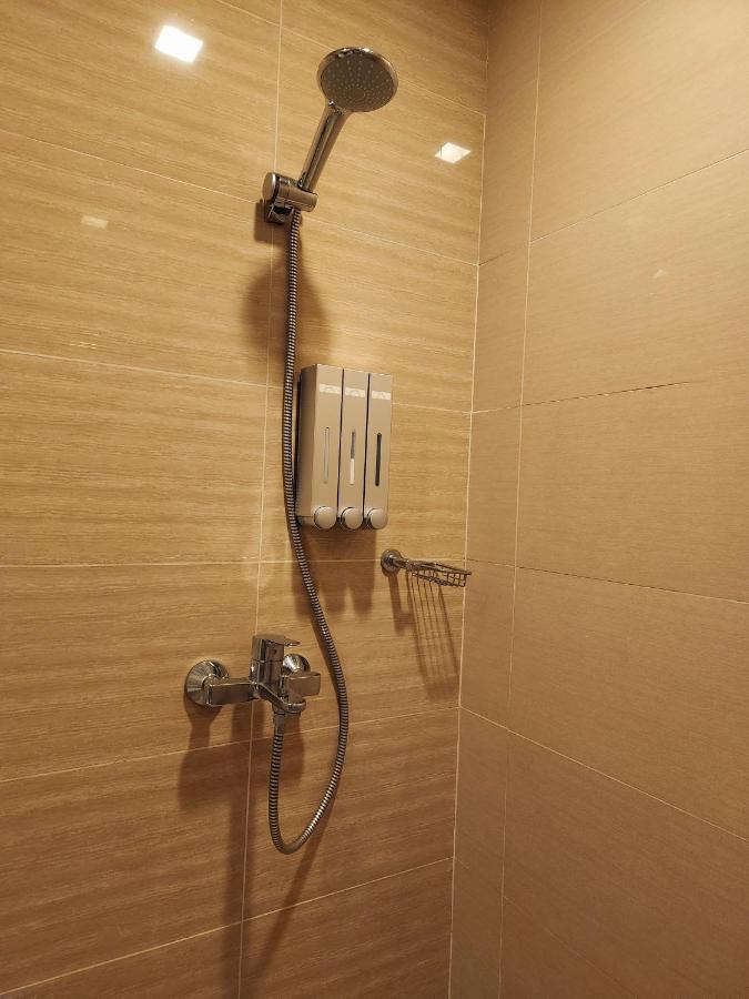 Spacious 7U Homey Unit Steps Away From Uptown Mall And Mitsukoshi Mall Free Parking With Washer マニラ市 エクステリア 写真