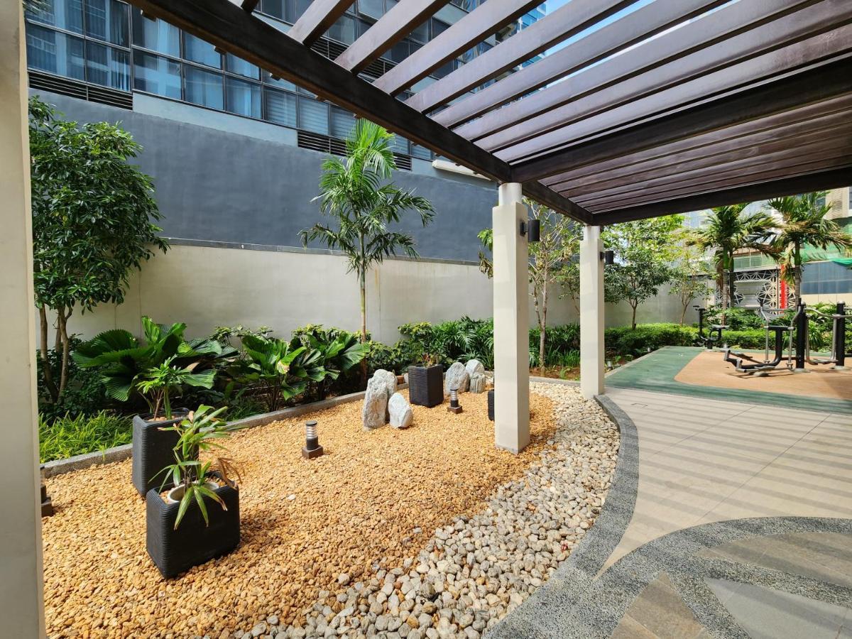 Spacious 7U Homey Unit Steps Away From Uptown Mall And Mitsukoshi Mall Free Parking With Washer マニラ市 エクステリア 写真